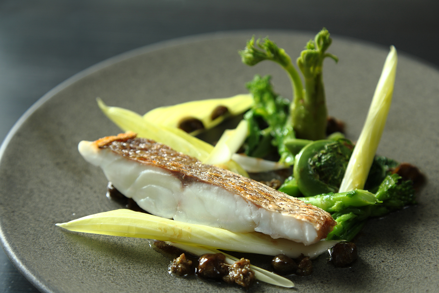 鯛のポワレ 山菜のサラダ 蕗のとうのソース 海の恵み 食の底力 Japan 公式レシピサイト